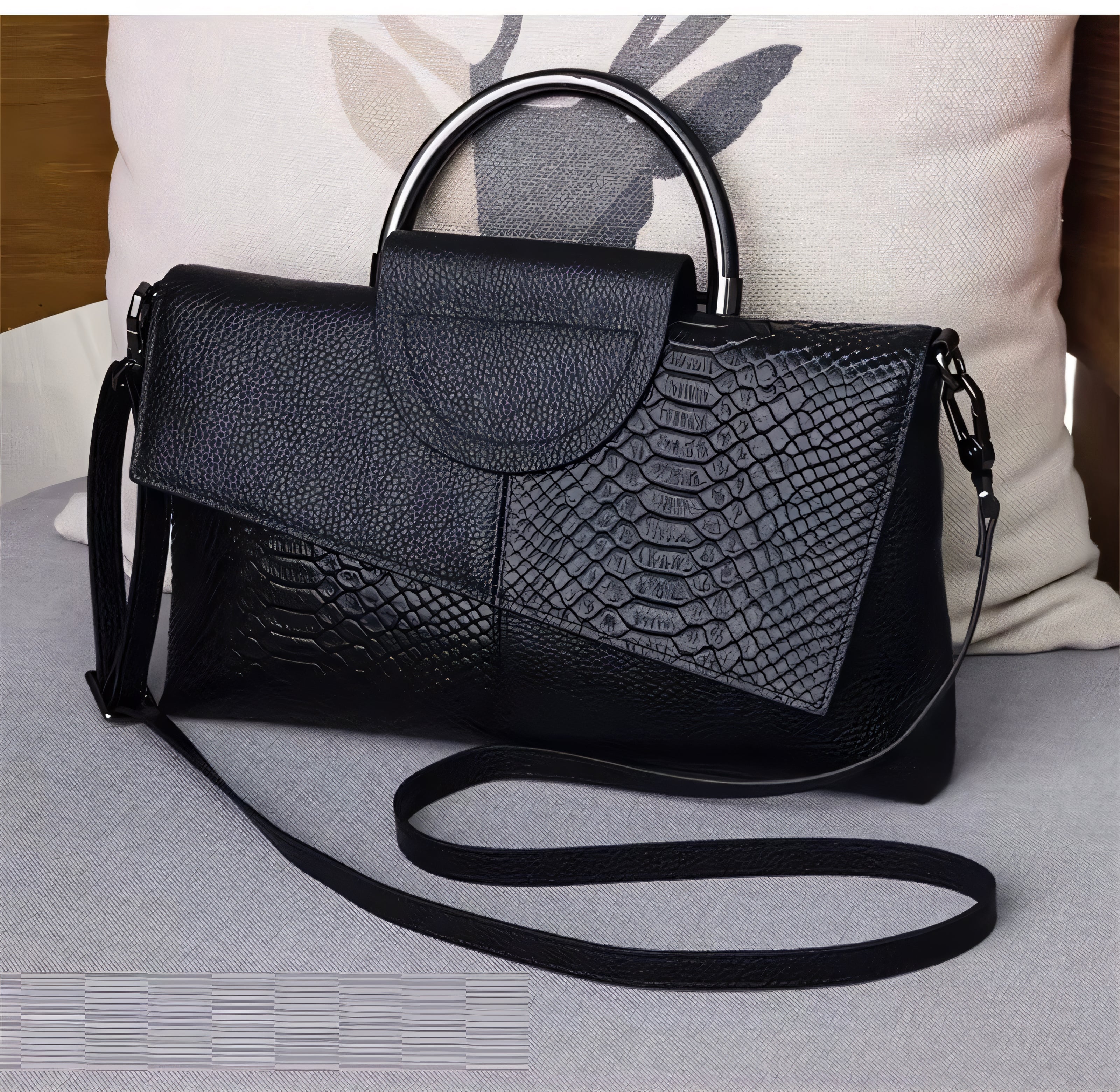 Nero Serpente Clutch
